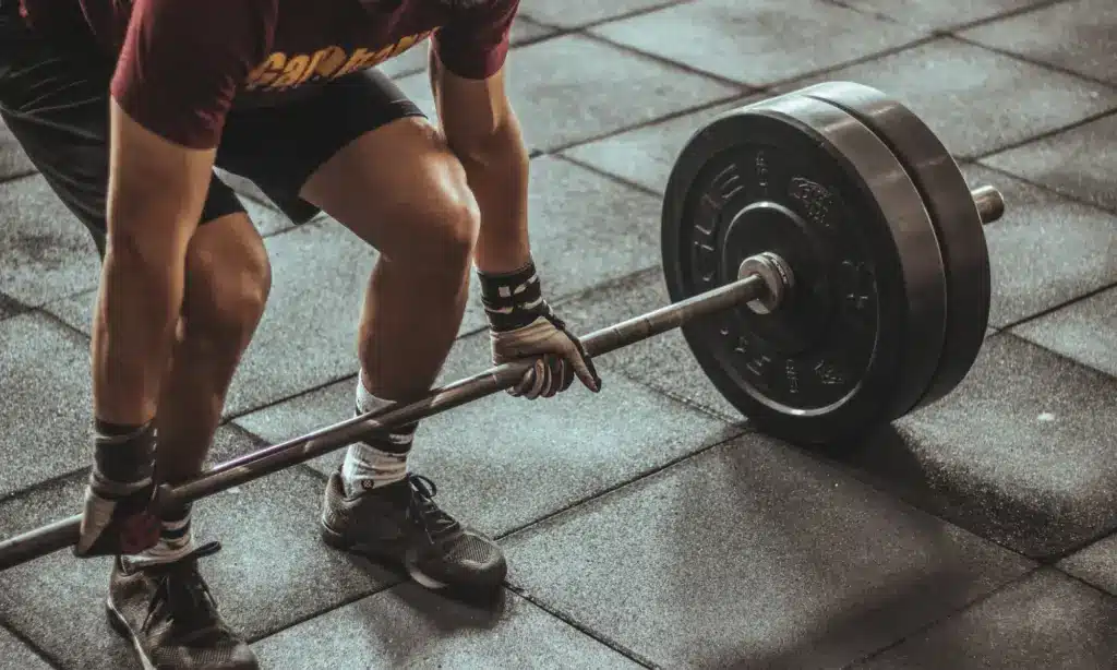Men lifting weights can lose weight by regulating their hormone levels.